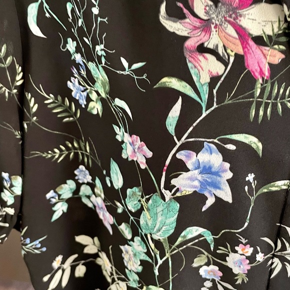 Adorable Tahari Shirt Blouse Size XL Black Floral Button Up Short Sleeve Top - Picture 5 of 6